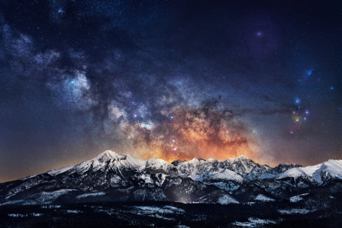 Zdjęcie Tatr Bielskich. Na niebie Droga Mleczna i gwiazdy, widoczne są mgławice.